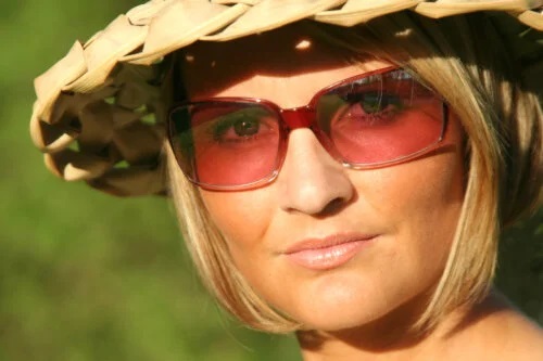 Femeie cu ochelari de soare