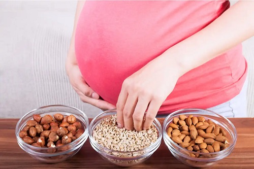 Femeie care consumă semințele de chia în sarcină