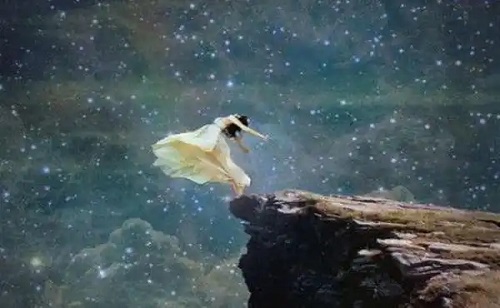 Femeie care stă pe o stâncă