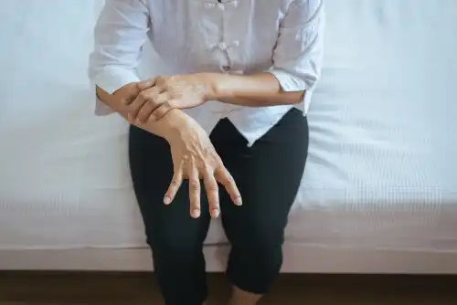 Femeie care suferă de Ziua Mondială a Parkinsonului