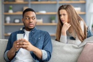 Infidelitatea virtuală: ce este și cum să o depășiți