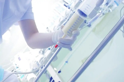 Medic ce administrează nutriția și hidratarea artificială
