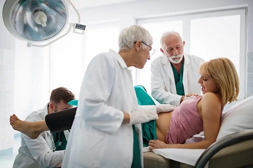 Medic ce explică funcțiile lichidului amniotic