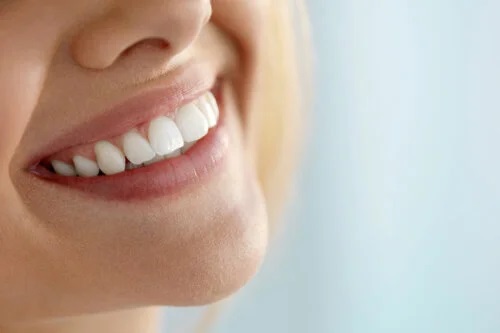 5 metode naturale pentru albirea dinților