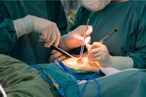 Operația pe cord deschis efectuată de chirurgi