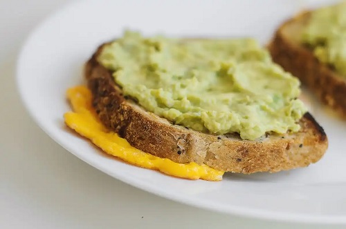 Pâine de quinoa cu guacamole