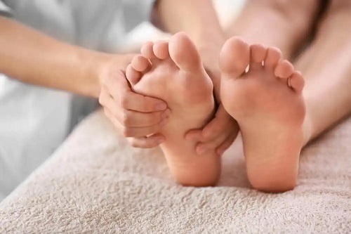 Podiatru care oferă un tratament