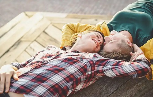Relațiile sănătoase în adolescență