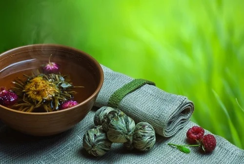 Remediu natural pentru crampele menstruale pe bază de plante