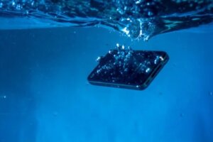 5 trucuri pentru a salva telefonul ud