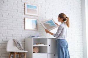 7 sfaturi pentru agățarea tablourilor fără stricăciuni