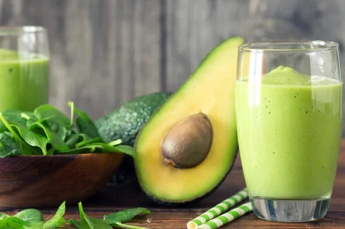 3 smoothie-uri cu avocado pentru colesterol redus