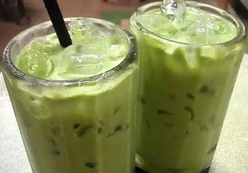 Pahare cu smoothie-uri cu avocado pentru colesterol redus