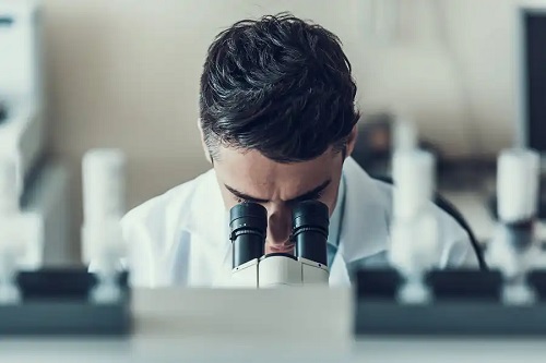 Specialist ce analizează beneficiile cărnii sintetice