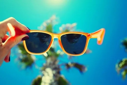De ce trebuie să purtați ochelari de soare în oraș și la plajă