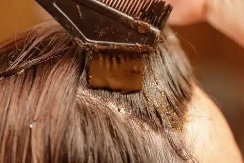 Albirea prematură a părului din cauza vopselei