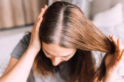 Cum să evitați albirea prematură a părului: sfaturi utile