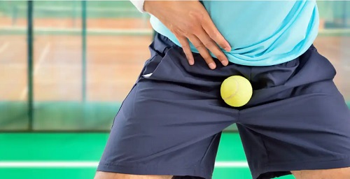 Bărbat lovit de minge în testicule