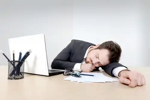 Bărbat obosit la birou
