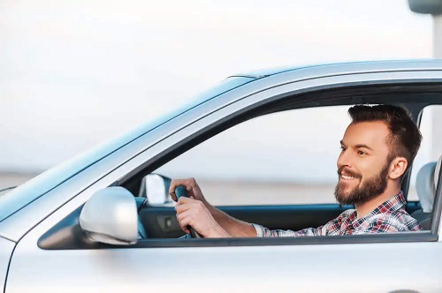 Bărbat la volan