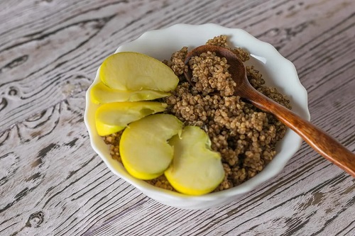 Bol cu quinoa la micul dejun