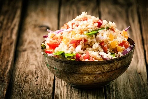 Bol cu salată cu quinoa