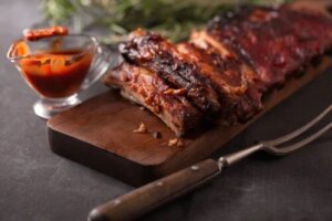 Rețetă delicioasă de coaste în sos la grătar