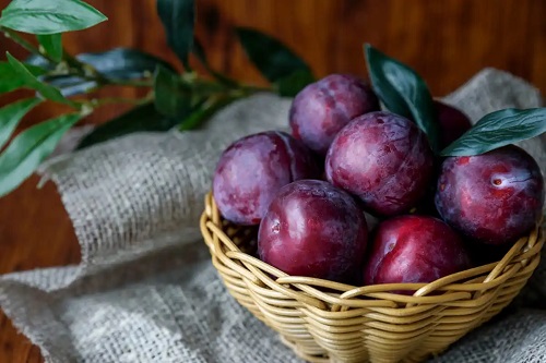 Coș cu prune