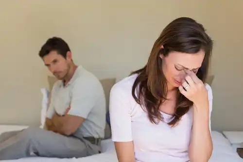 Cuplu afectat de anxietatea în relațiile sexuale