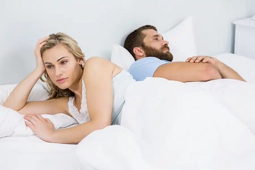 Cuplu care are probleme sexuale