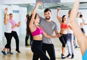 5 dansuri pentru tonificarea picioarelor, feselor și coapselor