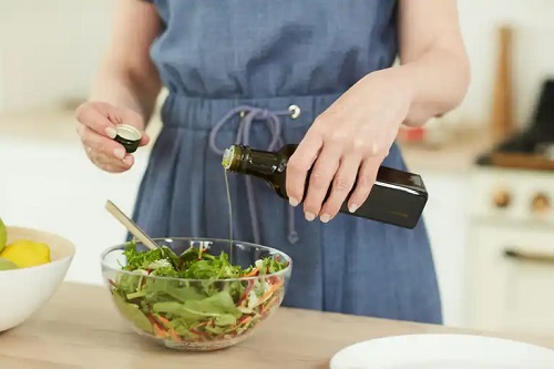 Femeie care cunoaște greșeli frecvente în dieta vegetariană
