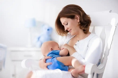 Femeie care cunoaște mituri despre alăptare
