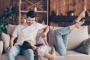 5 subiecte despre care să vorbești înainte de a te muta cu partenerul
