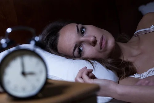 Femeie care suferă de insomnie