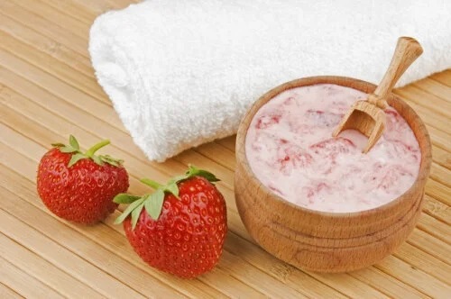 Mască de lămâie, căpșuni și măceșe pentru a elimina petele pielii