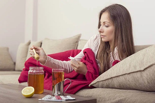 Femeie care consumă miere înainte de culcare