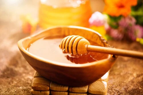 O lingură de miere înainte de culcare te va ajuta să dormi mai bine?