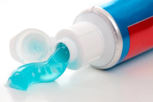 Pasta de dinți pe lista de produse pe care nu ar trebui să le aplici pe piele