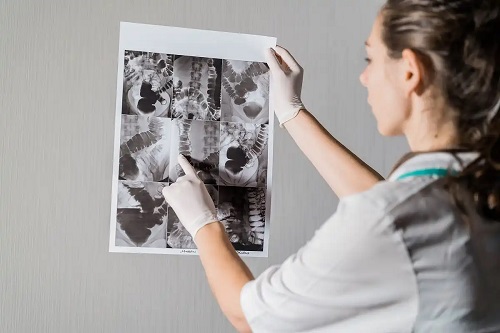 Specialist ce examinează aderențele abdominale și pelvine