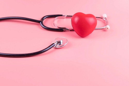 Stetoscop și inimă roșie
