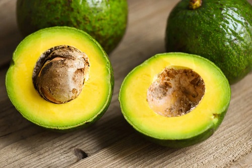 Avocado tăiat în jumătate