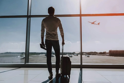 Bărbat în aeroport