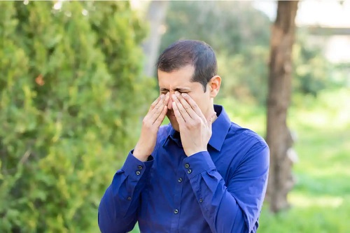 Bărbat cu alergie la polen