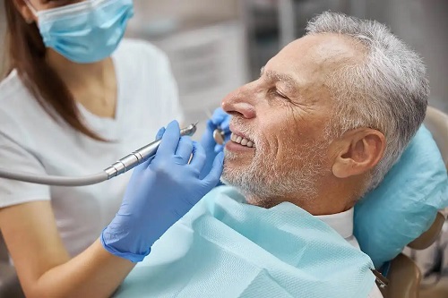 Bărbat la dentist