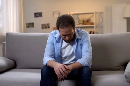 Bărbat afectat de homofobia internalizată
