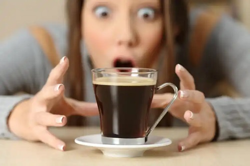 Ce se întâmplă cu corpul tău atunci când consumi excesiv cofeină?