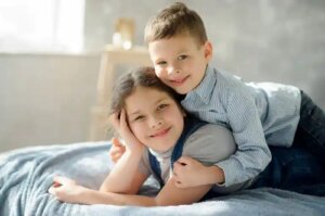 8 avantaje și dezavantaje ale fraților care împart camera