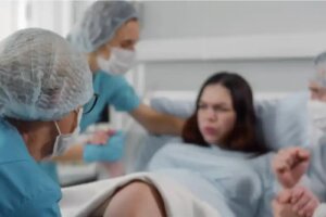 Ce este distocia de umăr în timpul travaliului și de ce este periculoasă?