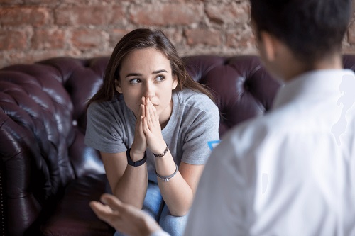 Fată afectată de anxietatea anticipativă